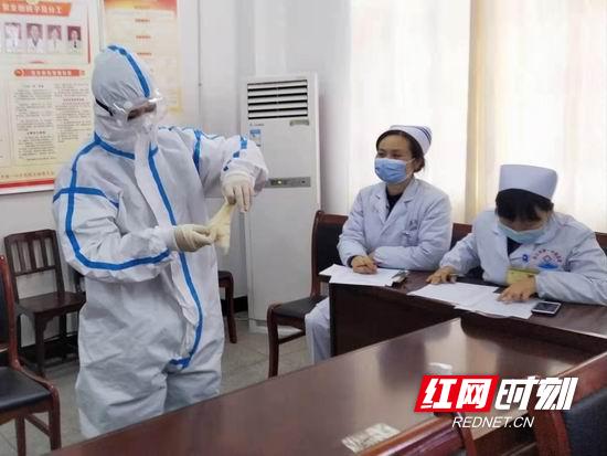 洪江市第一中醫(yī)醫(yī)院開展防護(hù)用品穿脫演練考核